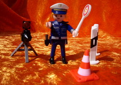 Playmobil-Polizist mit Kelle und Blitz-Dreibein